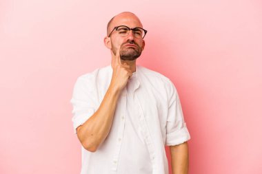 Kafkasyalı genç kel adam pembe arka planda izole edilmiş ağlıyordu, bir şeyden mutsuzdu, acı ve kafa karışıklığı konsepti vardı..