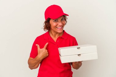 Orta yaşlı teslimatçı kadın beyaz arka planda izole pizzalar alıyor. Sanki davet ediliyormuş gibi seni işaret ediyor..