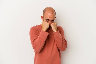 Genç kel bir adam beyaz arka planda izole edilmiş. Yumruk atıyor, sinirleniyor, tartışıyor, boks yapıyor..