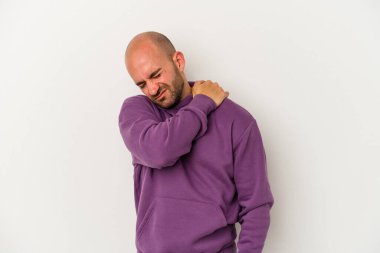 Genç kel adam beyaz arka planda izole edilmiş, omuz ağrısı var..