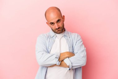 Pembe arka planda soyutlanmış, sıkılmış, yorgun ve dinlenmeye ihtiyacı olan beyaz saçlı genç bir adam..