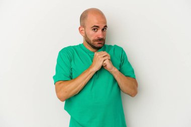 Genç kel adam beyaz arka planda izole edilmiş korkmuş ve korkmuş.