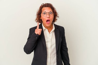 Orta yaşlı Latin iş kadını beyaz arka planda bir fikri, ilham konsepti var..