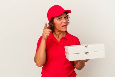 Orta yaşlı teslimatçı kadın beyaz arka planda izole edilmiş pizzaları alıyor..