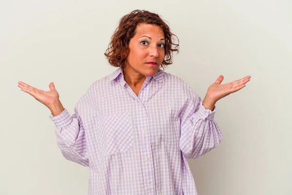 Middle Age Latin Woman Isolated White Background Doubting Shrugging Shoulders — ストック写真