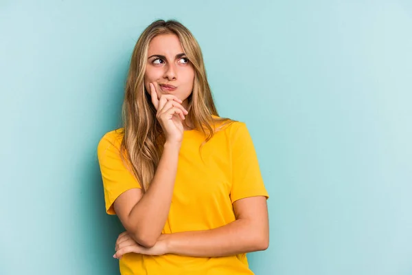 Junge Kaukasische Blondine Isoliert Auf Blauem Hintergrund Und Schaut Mit — Stockfoto