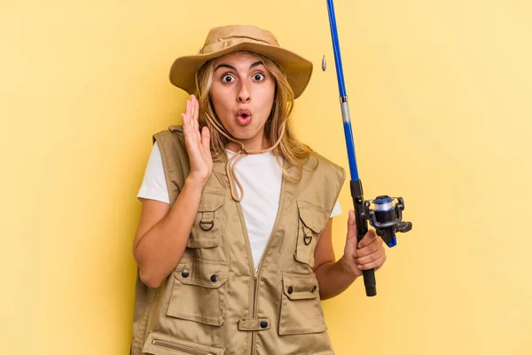 Young Caucasian Blonde Fisherwoman Holding Rod Isolated Yellow Background Surprised — Stock Photo, Image