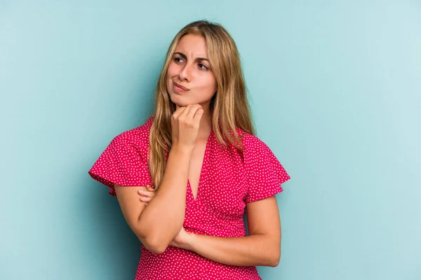 Jeune Femme Blonde Caucasienne Isolée Sur Fond Bleu Souffre Douleur — Photo