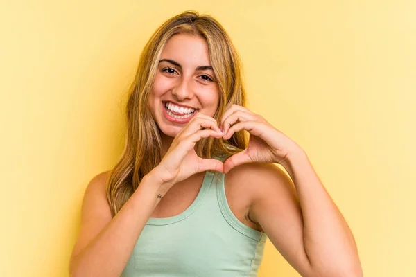 Joven Mujer Rubia Caucásica Aislada Sobre Fondo Amarillo Sonriendo Mostrando — Foto de Stock