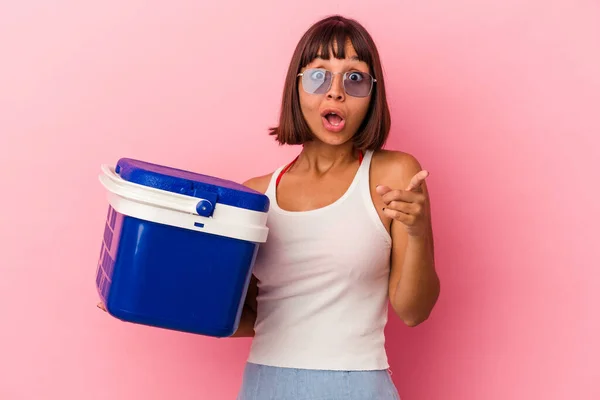 Joven Mujer Raza Mixta Sosteniendo Refrigerador Aislado Sobre Fondo Rosa —  Fotos de Stock