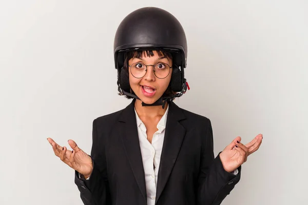 Junge Geschäftsfrau Mit Motorradhelm Vereinzelt Überrascht Und Schockiert — Stockfoto