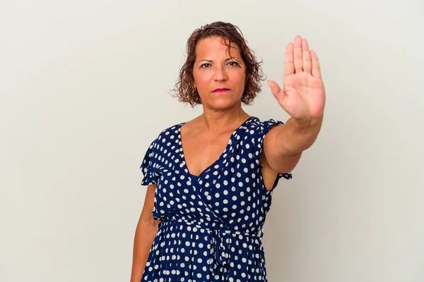 Middle Age Latin Woman Isolated White Background Standing Outstretched Hand — ストック写真