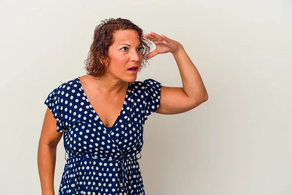 Mujer Latina Mediana Edad Aislada Sobre Fondo Blanco Mirando Lejos —  Fotos de Stock