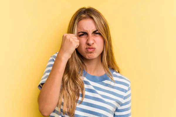 Giovane Donna Bionda Caucasica Isolata Sfondo Giallo Mostrando Pugno Alla — Foto Stock