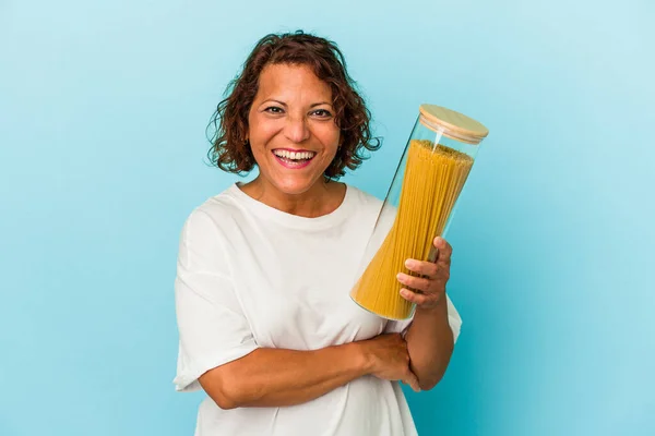 Lateinische Frau Mittleren Alters Hält Nudelglas Isoliert Auf Blauem Hintergrund — Stockfoto