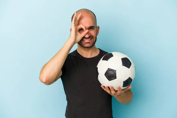 Jonge Business Kale Man Spelen Voetbal Geïsoleerd Blauwe Achtergrond Opgewonden — Stockfoto