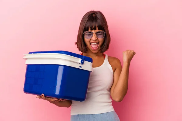 Joven Mujer Raza Mixta Sosteniendo Refrigerador Aislado Sobre Fondo Rosa —  Fotos de Stock