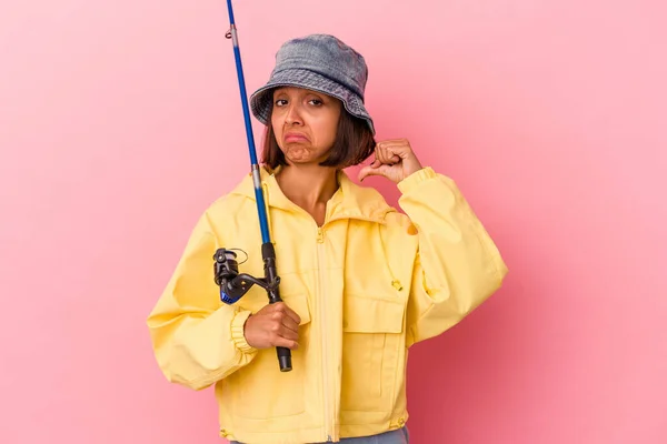 ピンクの背景に隔離された釣りを練習若い混合人種の女性は誇りと自信を感じています 次の例に従うこと — ストック写真