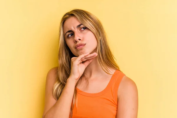 Mladá Běloška Blondýna Izolovaná Žlutém Pozadí Podezřívavá Nejistá Zkoumá Vás — Stock fotografie