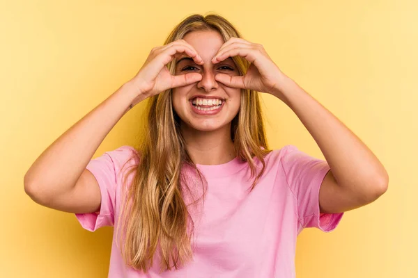 Ung Kaukasiska Blond Kvinna Isolerad Gul Bakgrund Visar Okej Tecken — Stockfoto