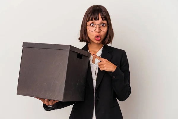 Junge Geschäftsfrau Mit Gemischter Rasse Hält Eine Schachtel Auf Weißem — Stockfoto