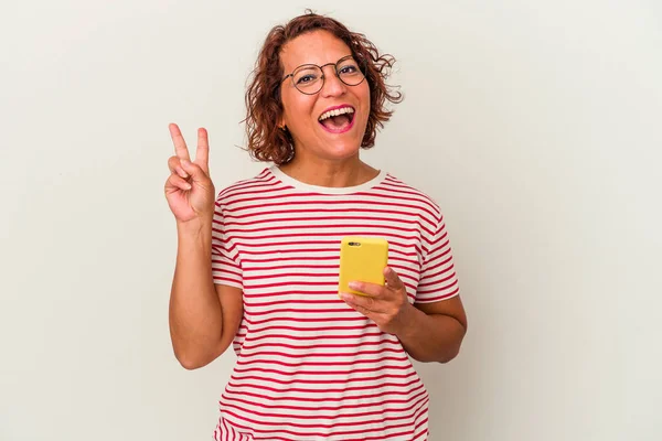 Medelåldern Latinamerikansk Kvinna Isolerad Vit Bakgrund Glad Och Sorglös Visar — Stockfoto