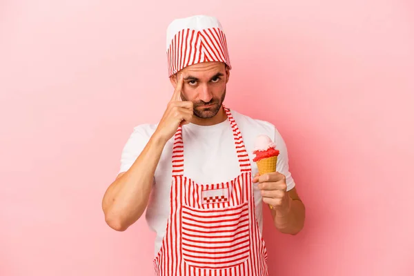 Homem Jovem Fabricante Sorvete Segurando Sorvete Isolado Fundo Rosa Apontando — Fotografia de Stock