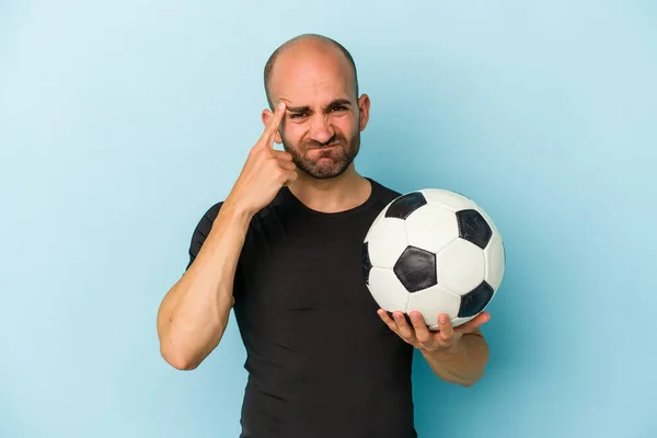 Młody Biznes Łysy Człowiek Grać Piłkę Nożną Odizolowany Niebieskim Tle — Zdjęcie stockowe