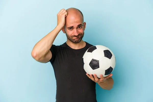 Νέα Επιχείρηση Φαλακρός Άνθρωπος Που Παίζει Ποδόσφαιρο Απομονώνονται Μπλε Φόντο — Φωτογραφία Αρχείου