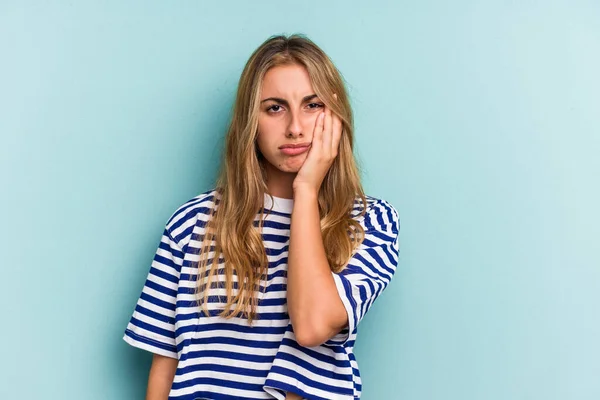 Jonge Kaukasische Blonde Vrouw Geïsoleerd Blauwe Achtergrond Die Verdrietig Duur — Stockfoto