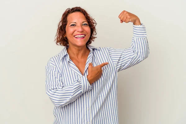 Middle Age Latin Woman Isolated White Background Showing Strength Gesture — ストック写真