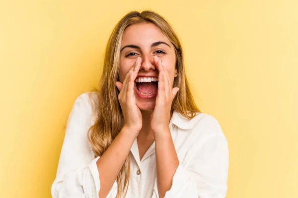 Joven Mujer Rubia Caucásica Aislada Sobre Fondo Amarillo Diciendo Chisme —  Fotos de Stock