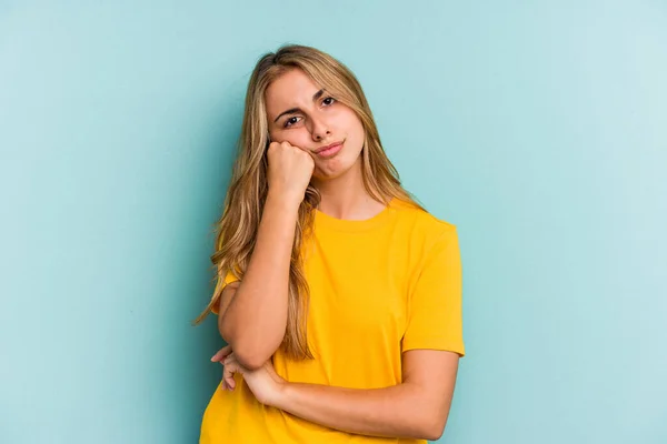 Jeune Femme Blonde Caucasienne Isolée Sur Fond Bleu Qui Sent — Photo