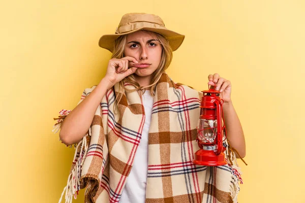 Ung Kaukasiska Innehav Lykta Isolerad Gul Bakgrund Med Fingrar Läppar — Stockfoto