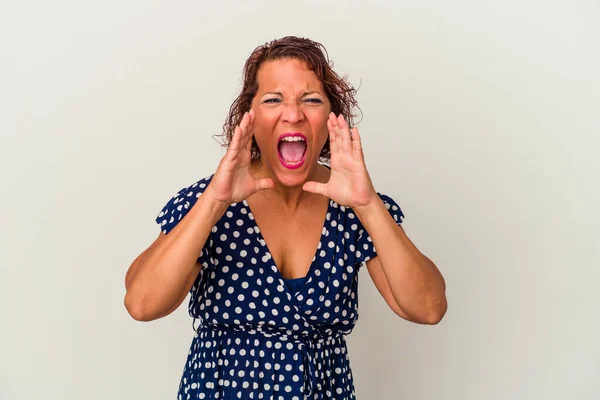 Medelåldern Latinamerikansk Kvinna Isolerad Vit Bakgrund Skrika Glada Till Fronten — Stockfoto