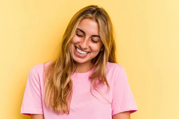Jonge Kaukasische Blonde Vrouw Geïsoleerd Gele Achtergrond Lacht Sluit Ogen — Stockfoto