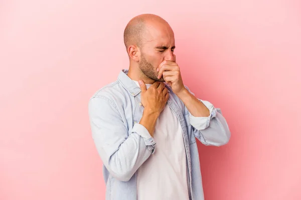 ピンクの背景に孤立した若い白人のはげ男は ウイルスや感染症のために喉の痛みを受ける — ストック写真