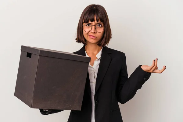 Joven Mujer Negocios Raza Mixta Sosteniendo Una Caja Aislada Sobre —  Fotos de Stock