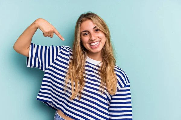 Joven Mujer Rubia Caucásica Aislada Sobre Fondo Azul Persona Señalando —  Fotos de Stock