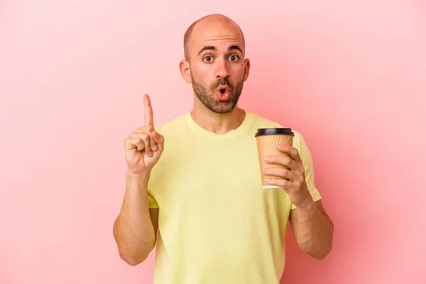 Joven Calvo Caucásico Sosteniendo Café Para Llevar Aislado Sobre Fondo —  Fotos de Stock