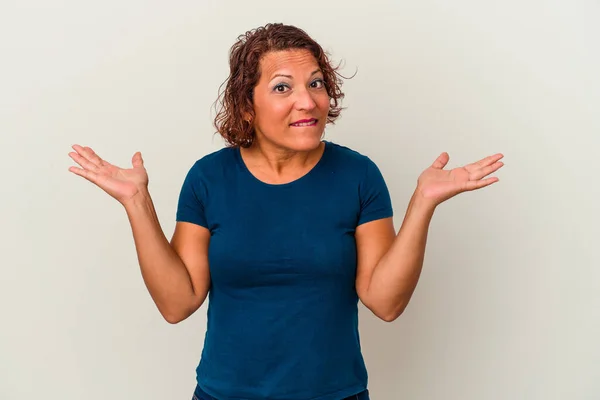 Mujer Latina Mediana Edad Aislada Sobre Fondo Blanco Confundida Dudosa — Foto de Stock