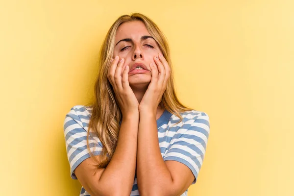 Jonge Kaukasische Blonde Vrouw Geïsoleerd Gele Achtergrond Jammeren Huilen Troosteloos — Stockfoto