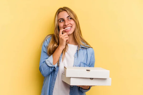 Jonge Blanke Blonde Vrouw Met Pizza Geïsoleerd Gele Achtergrond Ontspannen — Stockfoto