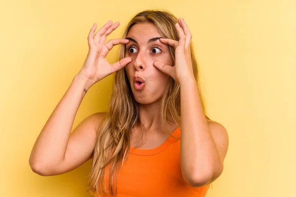 Giovane Donna Bionda Caucasica Isolata Sfondo Giallo Tenendo Gli Occhi — Foto Stock