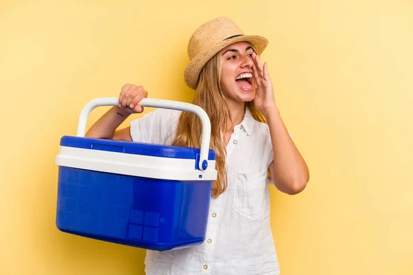 Jovem Caucasiana Segurando Geladeira Isolada Fundo Amarelo Gritando Segurando Palma — Fotografia de Stock