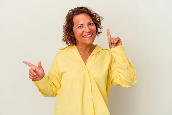 Middelbare Leeftijd Latijn Vrouw Geïsoleerd Witte Achtergrond Wijzend Naar Verschillende — Stockfoto