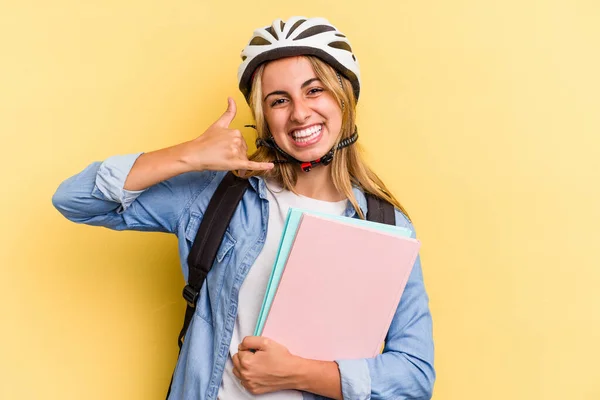 배경에 고립된 자전거 헬멧을 코카서스 여학생 손가락으로 핸드폰 동작을 — 스톡 사진