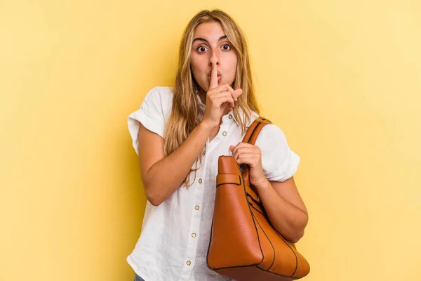 Ung Kaukasiska Blond Kvinna Bär Läder Väska Isolerad Gul Bakgrund — Stockfoto