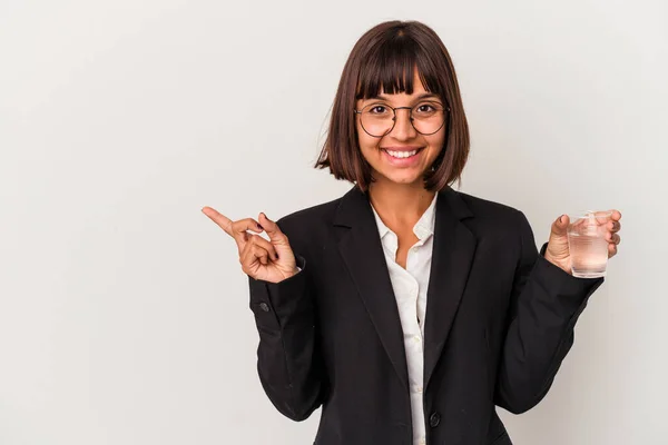 Jonge Gemengde Ras Zakenvrouw Houden Van Een Glas Water Geïsoleerd — Stockfoto