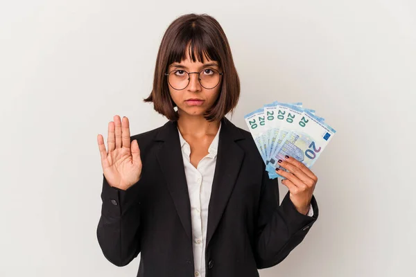 白地に銀行券を持っている若い混合レースビジネスの女性は あなたを防ぐために ストップサインを示す延長手で立って — ストック写真